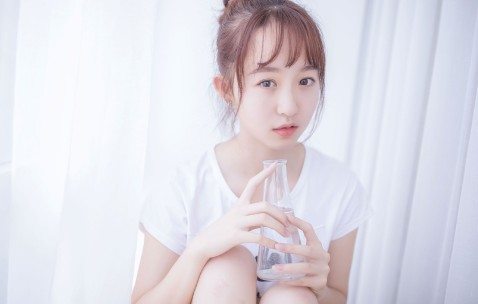 卵巢里有几个卵泡（卵巢内有几个卵泡）