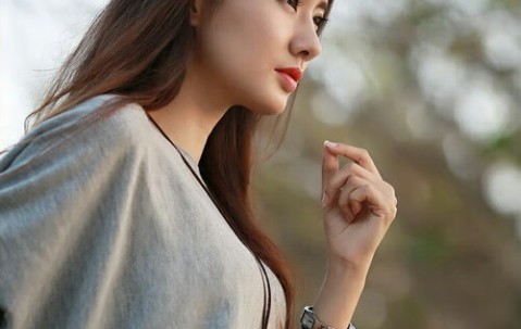 小孩咽喉痛且发烧（小孩咽喉痛发烧能吃头孢氨苄颗粒吗）